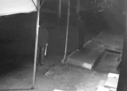 Двое молодых вандалов разнесли рынок самодельными битами на Ставрополье и попали на видео