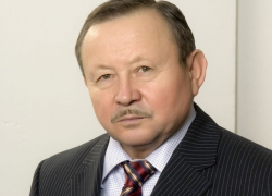 Ставропольский депутат «влетел» на «Лексусе» в стоящий на обочине трактор и сломал ногу под Минводами