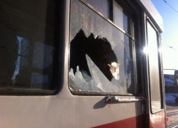 Трое пьяных подростков камнем разбили стекло трамвая в Пятигорске