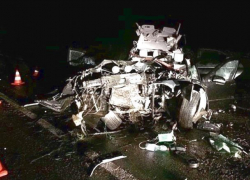 "Мерседес" превратился в искореженную груду металла после вылета в кювет на Ставрополье - пострадала 17-летняя девушка