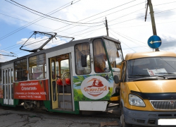 В Пятигорске трамвай врезался в маршрутку с пассажирами