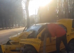 Таксист пострадал в серьезной аварии в Ставрополе 