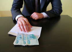 На Ставрополье предприниматель не смог уболтать сотрудника полиции и предложил денег