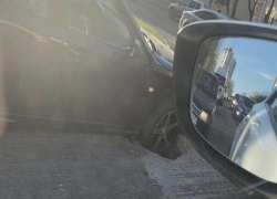 В Ставрополе автомобиль попал колесом в открытый люк