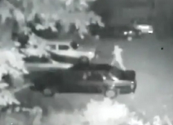 Дерзкий любитель паркура испортил своими прыжками кузов припаркованного авто в Пятигорске