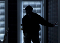 Молодой мужчина пробрался в дом 58-летней ставропольчанки и жестко изнасиловал ее 