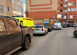 Мужчина выпал из окна многоэтажки на юге Ставрополя и погиб