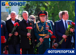 Праздник со слезами на глазах: в Ставрополе возложили цветы у мемориала «Огонь вечной славы»