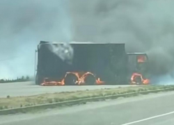 Загоревшийся КамАЗ спровоцировал пожар на поле пшеницы на Ставрополье 