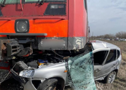 Водитель попал под колеса рельсового автобуса с пассажирами и погиб на Ставрополье