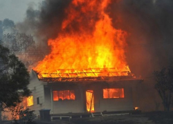 Огонь обжег пятки спящему мужчине