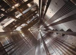 Лифт с тремя пассажирами упал в многоэтажке Ставрополя