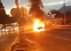 Автомобиль вспыхнул и сгорел дотла прямо посреди дороги в Пятигорске
