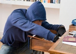 Новоиспеченный знакомый стащил из дома женщины драгоценности и мобильник на Ставрополье