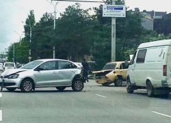 "Фольксваген" и "шестерка" отбили себе зад в ДТП у кладбища в Ставрополе