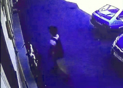 Девушка-прохожая угнала чужой велосипед под камерой видеонаблюдения в Пятигорске