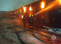 С пожаром в 400 квадратных метров борются спасатели на северо-западе Ставрополя