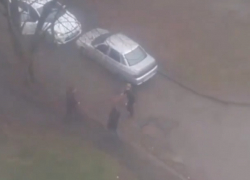 "Не разъехались": драка водителей во дворе многоэтажки попала на видео в Ставрополе 