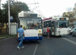 Огромная пробка образовалась после ДТП троллейбуса, маршрутки и "ПАЗика" в Ставрополе