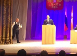 Фурор вызвало появление на сцене официанта с подносом во время выступления губернатора Ставрополья