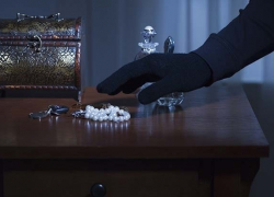  Грабитель на Ставрополье украл 150 тысяч рублей и украшения у женщины