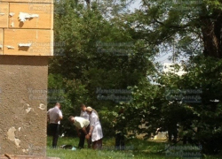 Падение молодого мужчины из окна многоэтажки проверят следователи в Ставрополе 