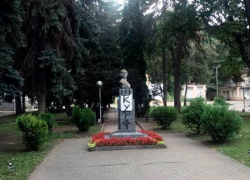 Вандалы испортили памятник революционерки Ксении Ге на Курортном бульваре в Кисловодске