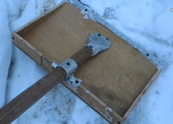 Мужчину избили снегоуборочной лопатой