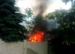 Сгоревшая электропроводка холодильника привела к сильному пожару в доме на Ставрополье 