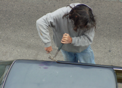 Работник автомойки угнал машину у клиентки 