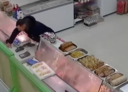 Наглый вор стащил телефон из-за прилавка магазина в Ставрополе и попал на видео