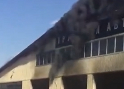 Серьезный пожар разгорелся в автосервисе на Ставрополье