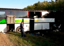 Произошло ДТП с участием автобуса и грузовика с прицепом - 2 человека погибло и 11 пострадало на Ставрополье