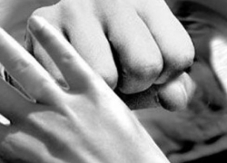 Женщина забрала деньги у соседки, угрожая избиением