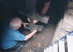 Более 160 лет под алтарем: в Ессентуках нашли закладной крест сгоревшего храма 