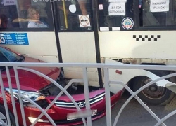 "Утро начинается не с кофе": «Хёндай» залетел под маршрутку с пассажирами в Ставрополе 