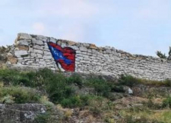 Вандалы испортили стену в Емануелевском парке Пятигорска