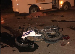 Несовершеннолетний мотоциклист и его пассажир разбились насмерть, влетев в ПАЗик