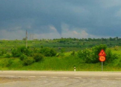 Пугающий смерч в нескольких километрах от краевой столицы разглядели ставропольцы