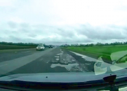 Попытка водителя объехать дорожную яму на скорости закончилась вылетом в кювет и попала на видео