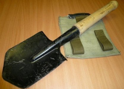 На Ставрополье 69-летний мужчина приставил к горлу своего оппонента саперную лопатку