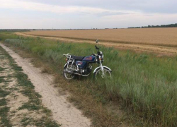 Травмой головы и рваной раной колена закончилась поездка 17-летнего парня на мопеде по полям на Ставрополье