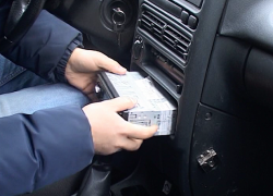 Семейный подряд арестован за кражу магнитолы