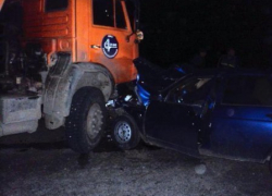 Легковушка влетела под "КамАЗ" на Ставрополье