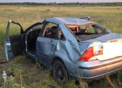 Водитель «Форда» снес ограду и дорожный знак на Ставрополье, - пострадали его сын и дочь