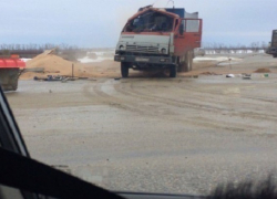 Водитель пострадал в перевернувшемся на ставропольской трассе КамАЗе