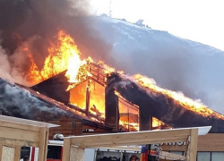 35 человек и 15 единиц техники тушили пожар на Верхнем рынке в Пятигорске