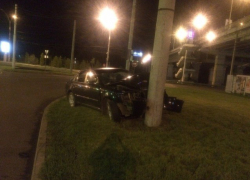 "Ауди" врезалась в электроопору на Ставрополье