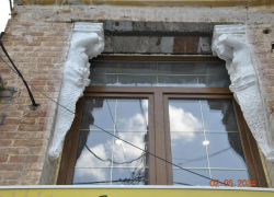 Скульптуры русалок вернулись на фасад дома в Пятигорске после внимания прокуратуры