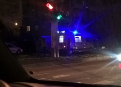 В Ставрополе на улице Доваторцев иномарка врезалась в бетонные шлакоблоки